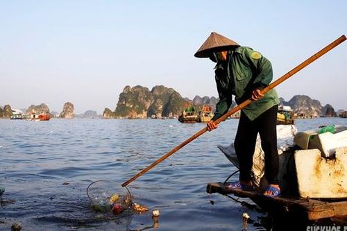 Nhọc nhằn nghề 'quét rác' trên Vịnh di sản Hạ Long