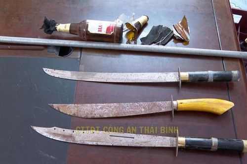 Hàng chục thanh niên mang hung khí, bom xăng náo loạn đường phố ở Thái Bình