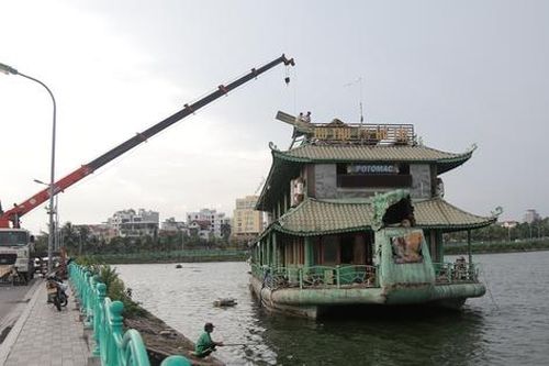 Du thuyền bỏ hoang cuối cùng tại Hồ Tây đã được di dời