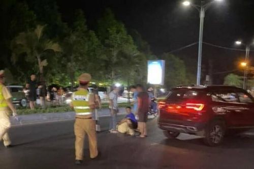 Đang kiểm tra nồng độ cồn, một cán bộ CSGT bất ngờ bị 'quái xế' tông ngã