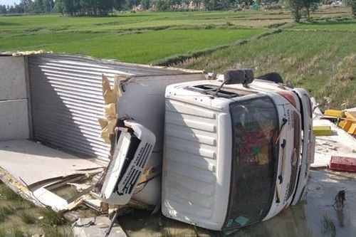 Người dân Quảng Trị giúp tài xế ở Nghệ An gom 5 tấn hải sản bị rơi xuống ruộng