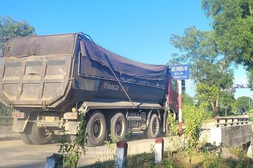 Hà Tĩnh: Dàn xe khủng chở đất, cát 'náo loạn' làng quê
