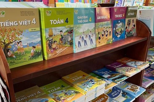 Các cửa hàng đã có sách giáo khoa lớp 4, 8, 11 phục vụ năm học mới