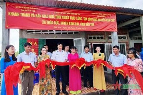 Hải đoàn 129 trao nhà tình nghĩa và tuyên truyền biển, đảo tại Bến Tre