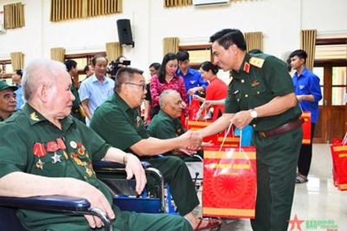 Trung tướng Nguyễn Doãn Anh và Đoàn công tác Bộ Quốc phòng thăm, tặng quà thương binh, bệnh binh tại Hà Nam