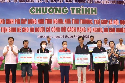Trao kinh phí sửa nhà, phương tiện sinh kế cho người dân khó khăn