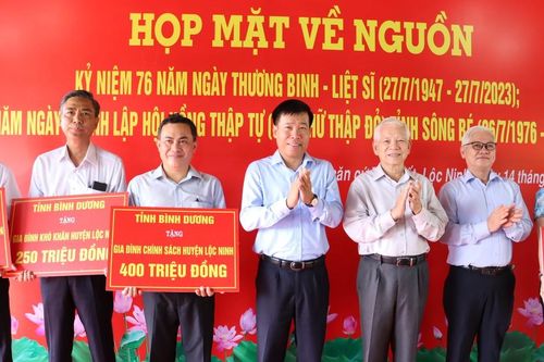Bình Dương tặng 2.100 phần quà cho gia đình chính sách và hộ khó khăn ở Bình Phước
