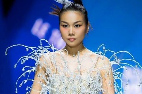 Siêu mẫu Thanh Hằng lộng lẫy trong thiết kế đặc biệt của Lê Thanh Hòa