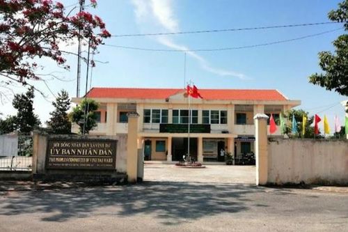 Phó Chủ tịch UBND xã bị đình chỉ công tác vì làm giả giấy tờ cho xe nhập lậu