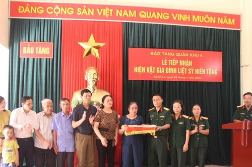 Xúc động lễ tiếp nhận hiện vật gia đình liệt sỹ hiến tặng Bảo tàng Quân khu 4