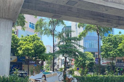 Ngổn ngang rác thải dưới đường trên cao, gầm cầu vượt Hà Nội