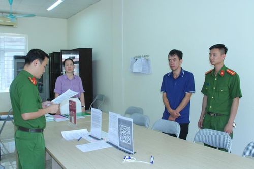 Bắt đối tượng đạp chân vào kính chắn gió xe công vụ rồi hành hung cảnh sát giao thông