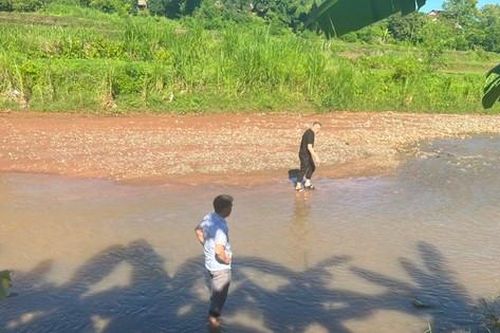 Hai cháu bé đuối nước khi đi cắt cỏ cùng bà