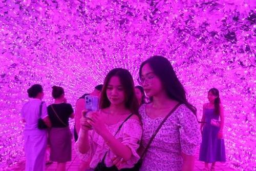 Hàng nghìn du khách đổ về thưởng ngoạn không gian ánh sáng bên sông Hàn