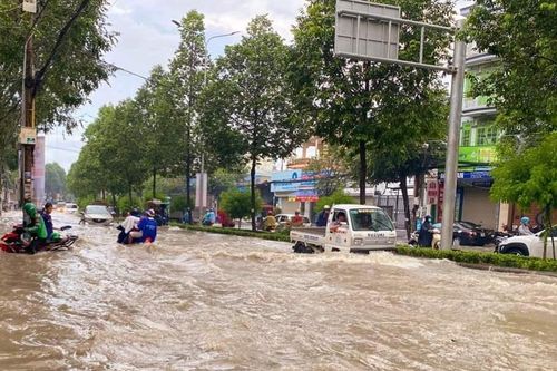 Mưa kéo dài từ đêm tới sáng, hầm chui đường bộ ở Biên Hòa thành hầm chứa nước
