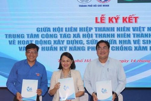 Thành Đoàn TPHCM phối hợp xây dựng nhà vệ sinh mới cho trường học ngoại thành