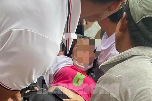 CLIP: Giải cứu người phụ nữ bị ô tô kéo lê dưới gầm