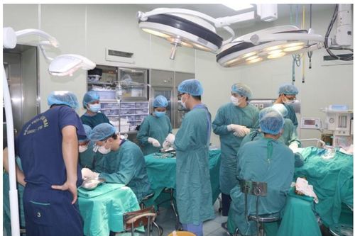 Phẫu thuật cứu bệnh nhân bị máy khoan cuốn lột toàn bộ da đầu
