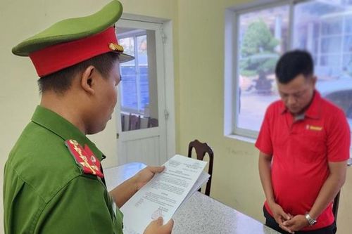 Mang hàng trăm hộp dầu nhớt của công ty đi bán, chiếm đoạt hơn 1,5 tỉ đồng.