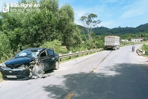 Đối đầu giữa xe tải và xe con, 1 người bị thương