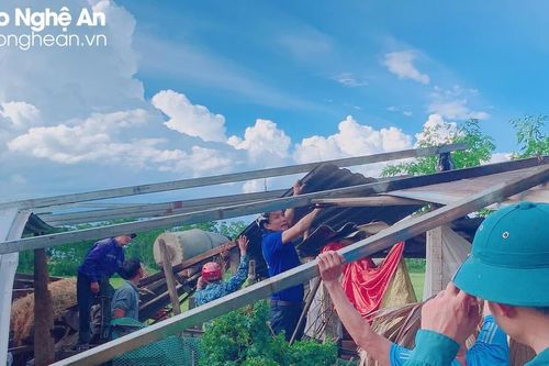 Lốc xoáy làm tốc mái tôn, sập chuồng trại chăn nuôi của nhiều hộ dân tại huyện Thanh Chương