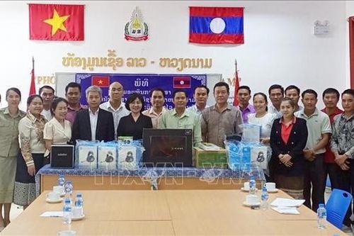 Tổng Lãnh sự quán Việt Nam tại Luang Prabang trao quà tặng cho trường Đại học Souphanouvong