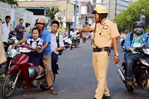 Trường hợp nào đi xe máy 'kẹp 3' nhưng không bị phạt?