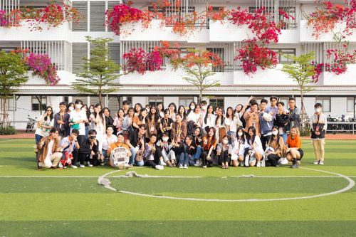 Hoa giấy nở rộ trong nắng hè, nên thơ đến vậy chỉ có ở ĐH FPT Đà Nẵng