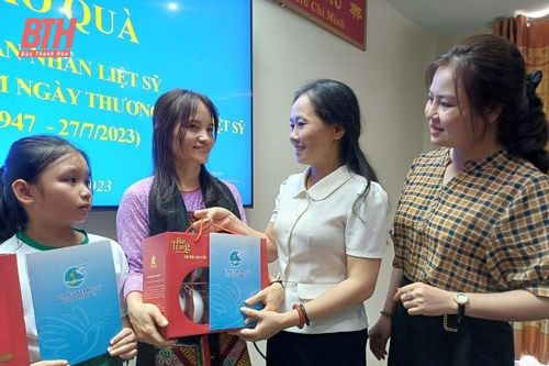 Hội LHPN tỉnh: Tặng quà cho thân nhân liệt sĩ hy sinh khi làm nhiệm vụ