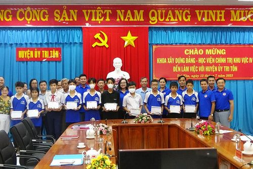 Học viên Chính trị Quốc gia khu vực IV trao học bổng cho học sinh dân tộc thiểu số Khmer huyện Tri Tôn