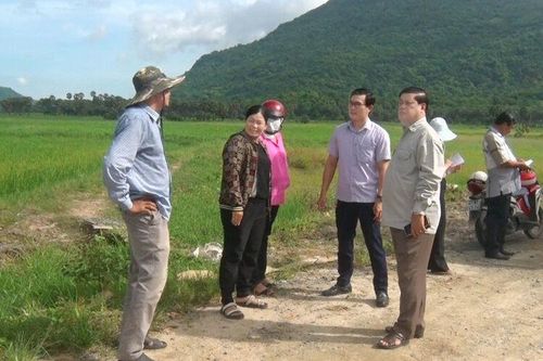 Phó Chủ tịch UBND huyện Tri Tôn Đỗ Minh Trí kiểm tra các công trình giảm nghèo