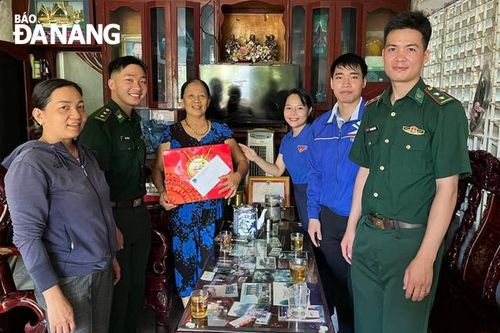 Thăm, tặng quà cho các cựu thanh niên xung phong