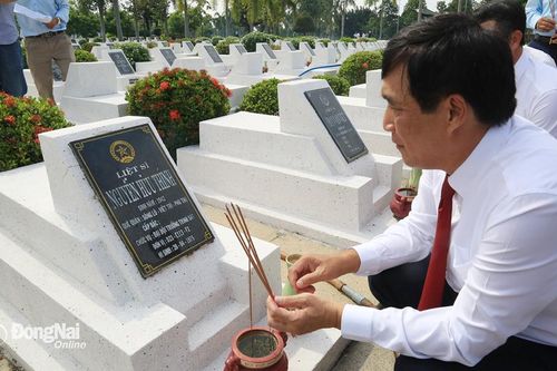 Lãnh đạo tỉnh Phú Thọ viếng Nghĩa trang liệt sĩ tỉnh Đồng Nai