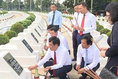 Lãnh đạo tỉnh Phú Thọ viếng Nghĩa trang liệt sĩ tỉnh Đồng Nai