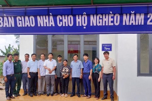 Đak Đoa: Bàn giao nhà tình thương cho hộ nghèo tại xã Ia Băng