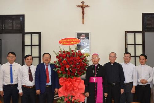 Ông Lê Hữu Hoàng - Phó Chủ tịch Thường trực UBND tỉnh: Thăm, chúc mừng Giám mục tân cử Giuse Huỳnh Văn Sỹ