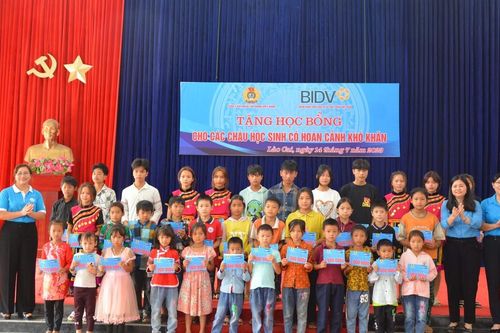 Trao tặng 70 suất học bổng cho học sinh huyện Mường Khương