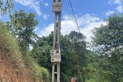 Bảo Thắng: Nhiều cột điện nằm giữa đường nông thôn mới