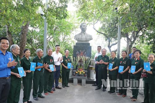 Thành đoàn Ninh Bình tổ chức dâng hương, báo công tại tượng đài Anh hùng liệt sĩ Lương Văn Tụy