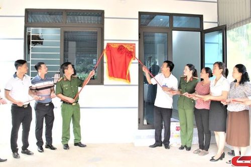 Bàn giao nhà ở cho gia đình hoàn cảnh khó khăn