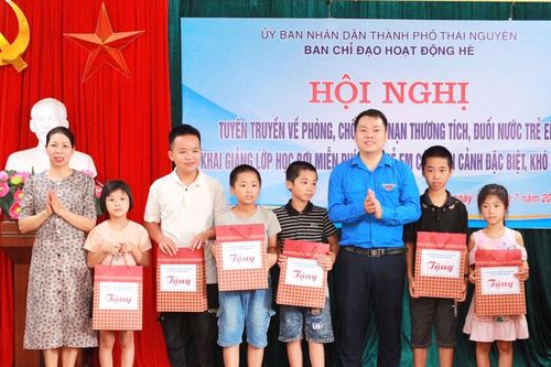 TP. Thái Nguyên: Khai giảng lớp học bơi miễn phí cho trẻ em