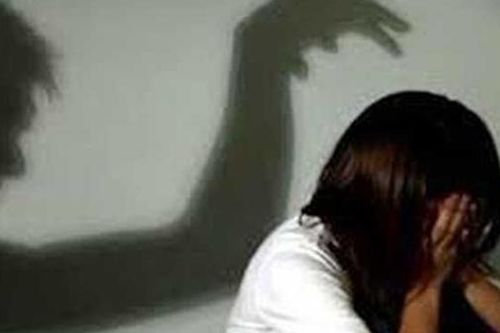 Bắt giữ người cha thú tính hiếp dâm con đẻ