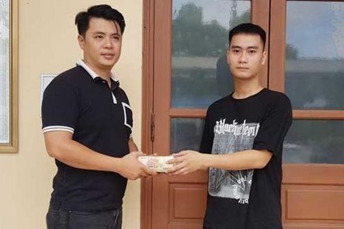 Trao trả 320 triệu đồng cho người chuyển nhầm tiền