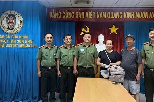 Hành khách Việt kiều cảm ơn Công an Cửa khẩu Cảng HKQT Tân Sơn Nhất
