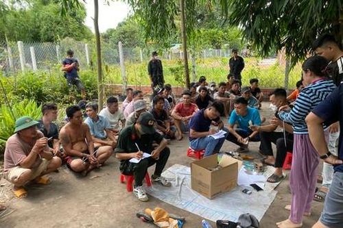Đột kích tụ điểm đánh bạc vùng biên, bắt quả tang gần 50 đối tượng