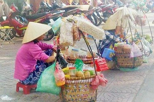 Khó lường với bánh trái bán ở vỉa hè