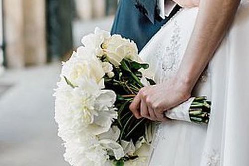 Người tình bí mật mặc như cô dâu chạy đến đám cưới khiến chú rể 'chết đứng'