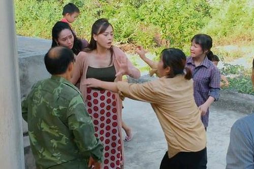 Mẹ đẻ lên chơi, tôi muối mặt khi chứng kiến bà bị mẹ chồng gây sự thúc ép làm một chuyện