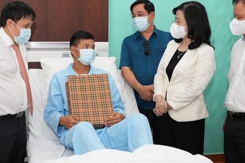 Bộ trưởng Bộ Y tế Đào Hồng Lan thăm và làm việc tại Bệnh viện Trung ương Huế