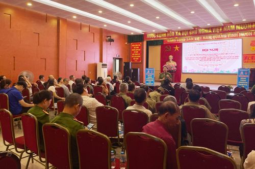 Cảnh sát hướng dẫn người dân tiết kiệm điện và phòng tránh chập cháy điện mùa mưa bão